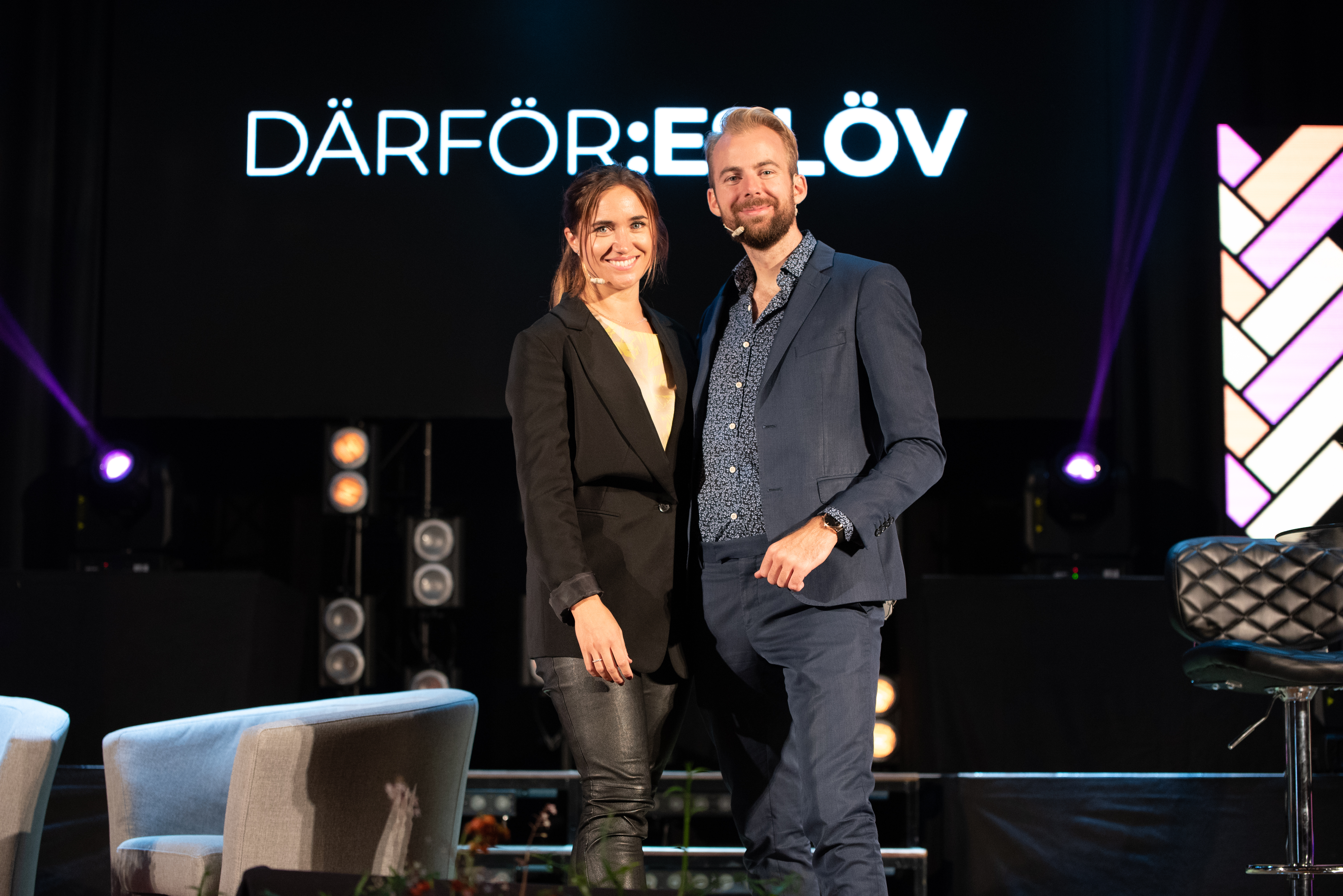 Våra moderatorer Eslövsfödda influencern och Sveriges bröllopskoordinator #1, Johanna Kajson och den professionella drömmaren Staffan Taylor.