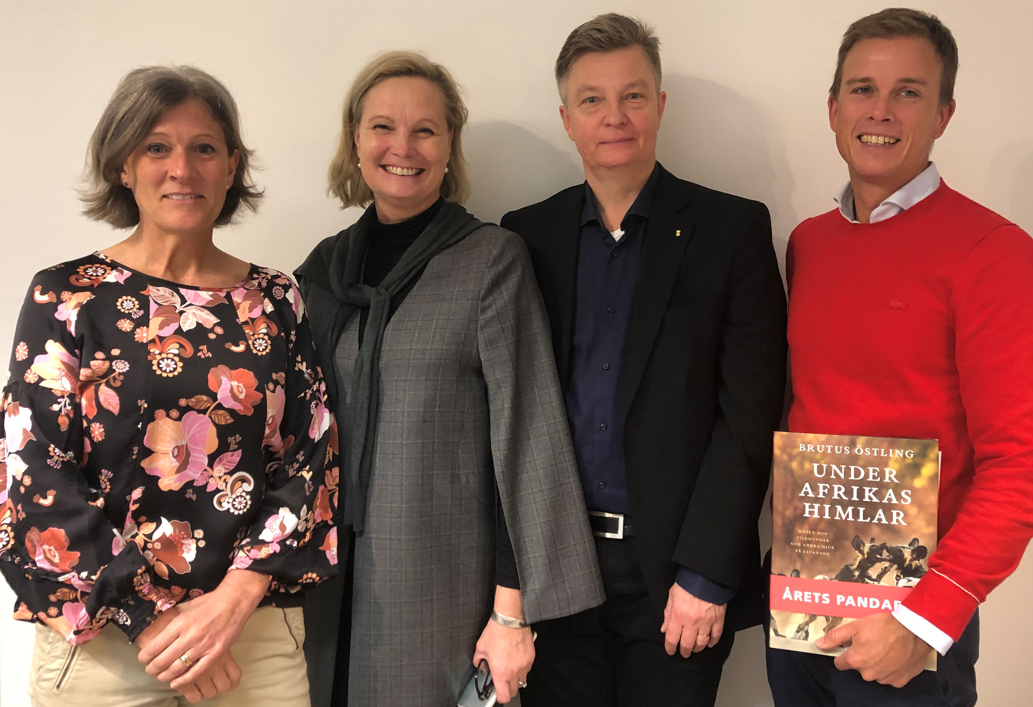 H&aring;llbarhetsdirekt&ouml;r Agneta P&aring;ander, Orkla, Esl&ouml;vs kommuns nya n&auml;ringslivsstrateg Cecilia Wennersten, n&auml;ringslivschef Lars Persson och Erik Wendel, fabrikschef p&aring; Orklas anl&auml;ggning i Esl&ouml;v.