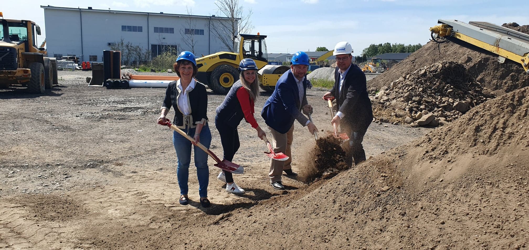 Catharina Malmborg, Alexandra Rolland Andersson, Johan Andersson och Anders Hansson tar f&ouml;rsta spadtaget f&ouml;r de nya verksamhetslokalerna.