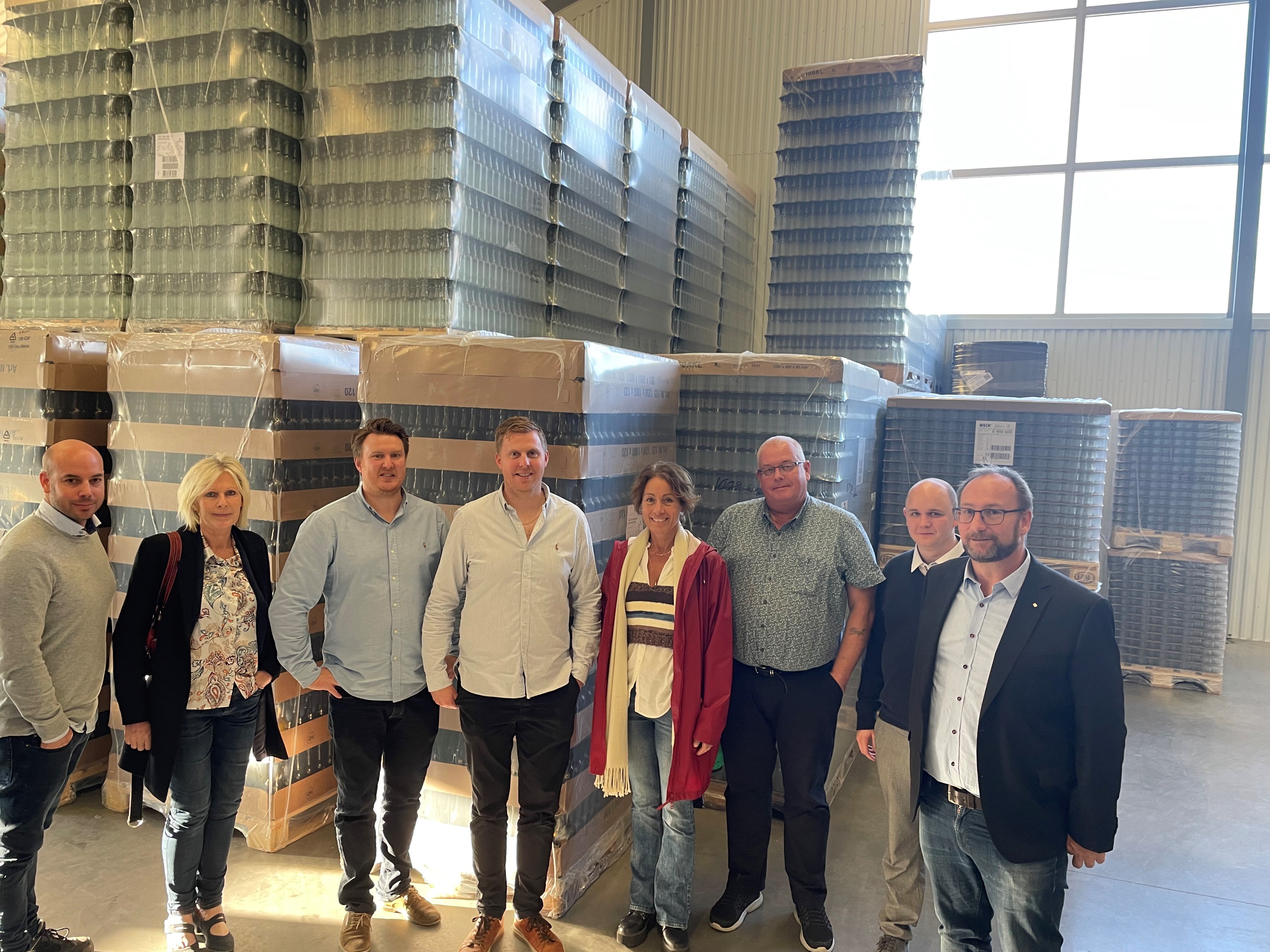 Andr&eacute; H&aring;kansson, lager och logistik Flaskor &amp; Burkar, kommundirekt&ouml;r Eva Hallberg, Martin Sandgren, s&auml;lj och ekonomi Flaskor & Burkar, Niels Sandgren, VD Flaskor & Burkar, Madeleine Atlas, andra vice ordf&ouml;rande i kommunstyrelsen (C), Tony Hansson (S), Fredrik Ottesen (SD) och Johan Andersson, kommunstyrelsens ordf&ouml;rande (S),