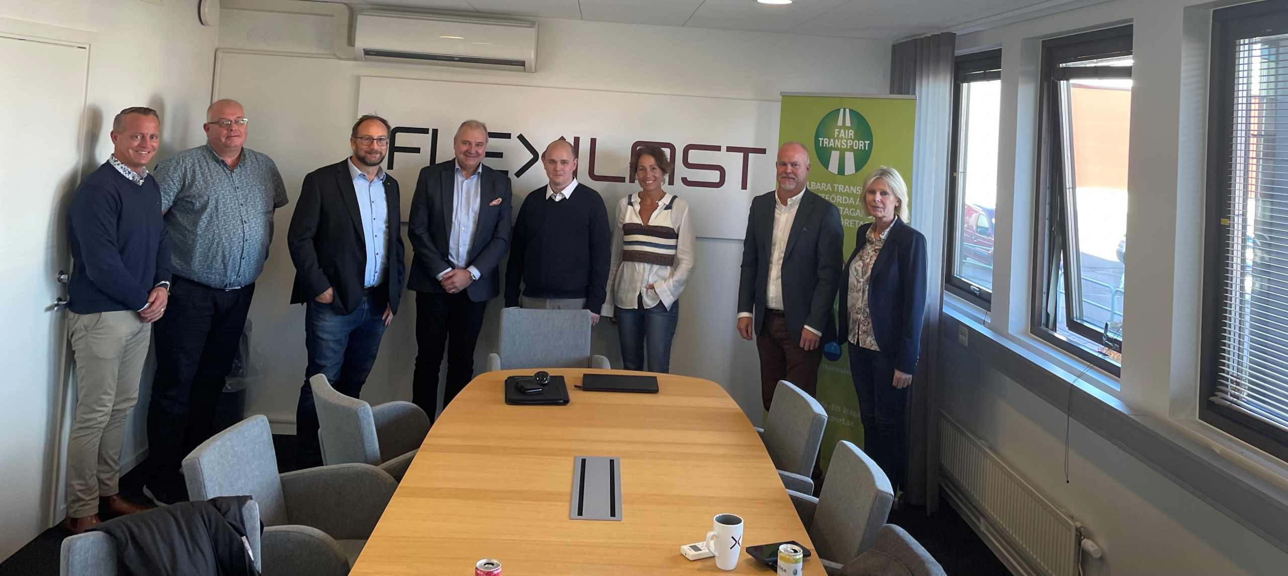 Andreas Persson, transportchef p&aring; Flexilast, Tony Hansson (S), Johan Andersson, kommunstyrelsens ordf&ouml;rande (S), Henrik Anderson, VD Flexilast, Fredrik Ottesen (SD), Madeleine Atlas, andra vice ordf&ouml;rande i kommunstyrelsen (C), Roger Hurtig, marknadschef Flexilast och kommundirekt&ouml;r Eva Hallberg,