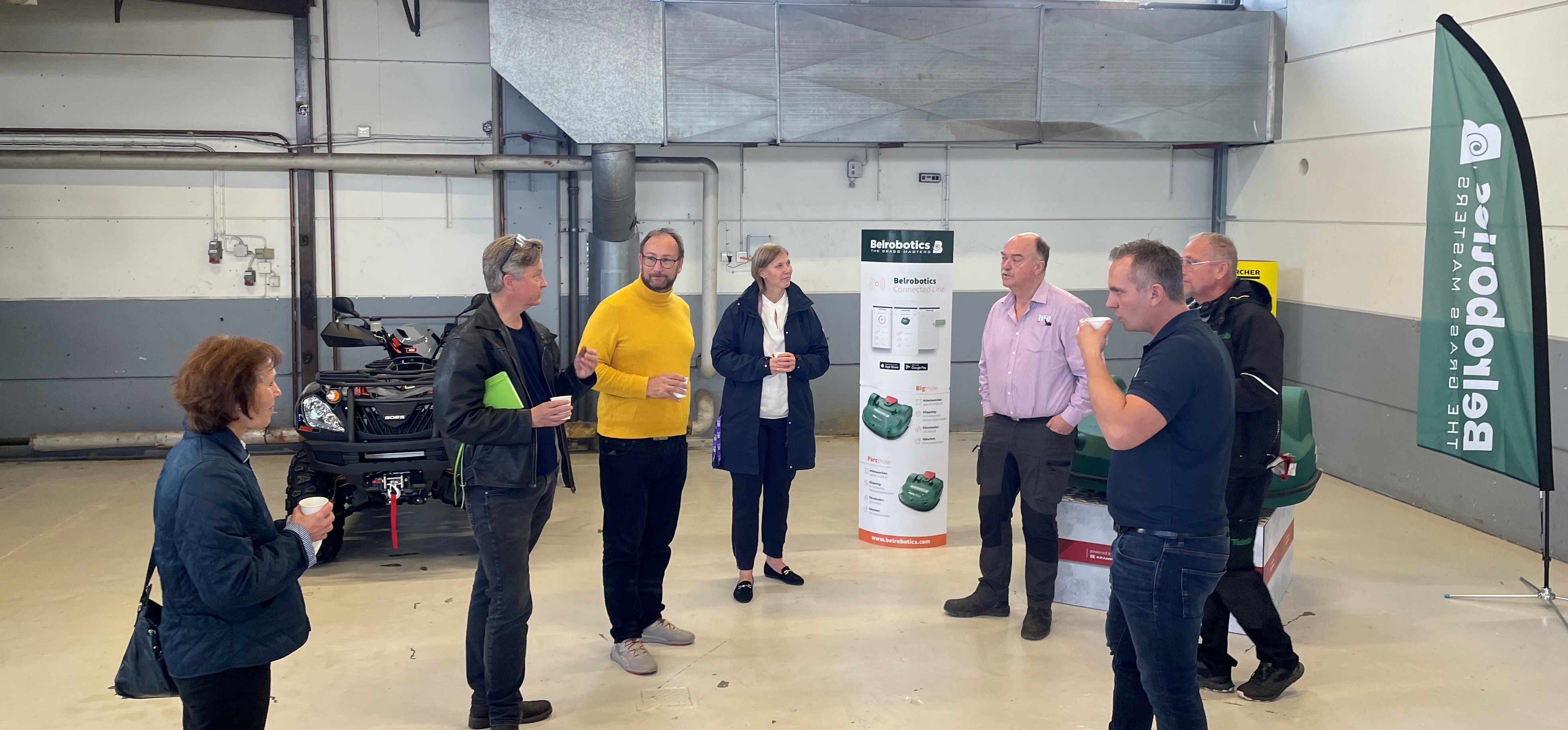 Catharina Malmborg, f&ouml;rsta vice ordf&ouml;rande (M), Lars Persson, n&auml;ringslivschef Esl&ouml;vs kommun, Johan Andersson, kommunstyrelsens ordf&ouml;rande (S), Katarina Borgstrand, tillv&auml;xtchef Esl&ouml;vs kommun tillsammans med Mikael Lindgren, platschef och personal fr&aring;n Maskingruppen i Esl&ouml;v.