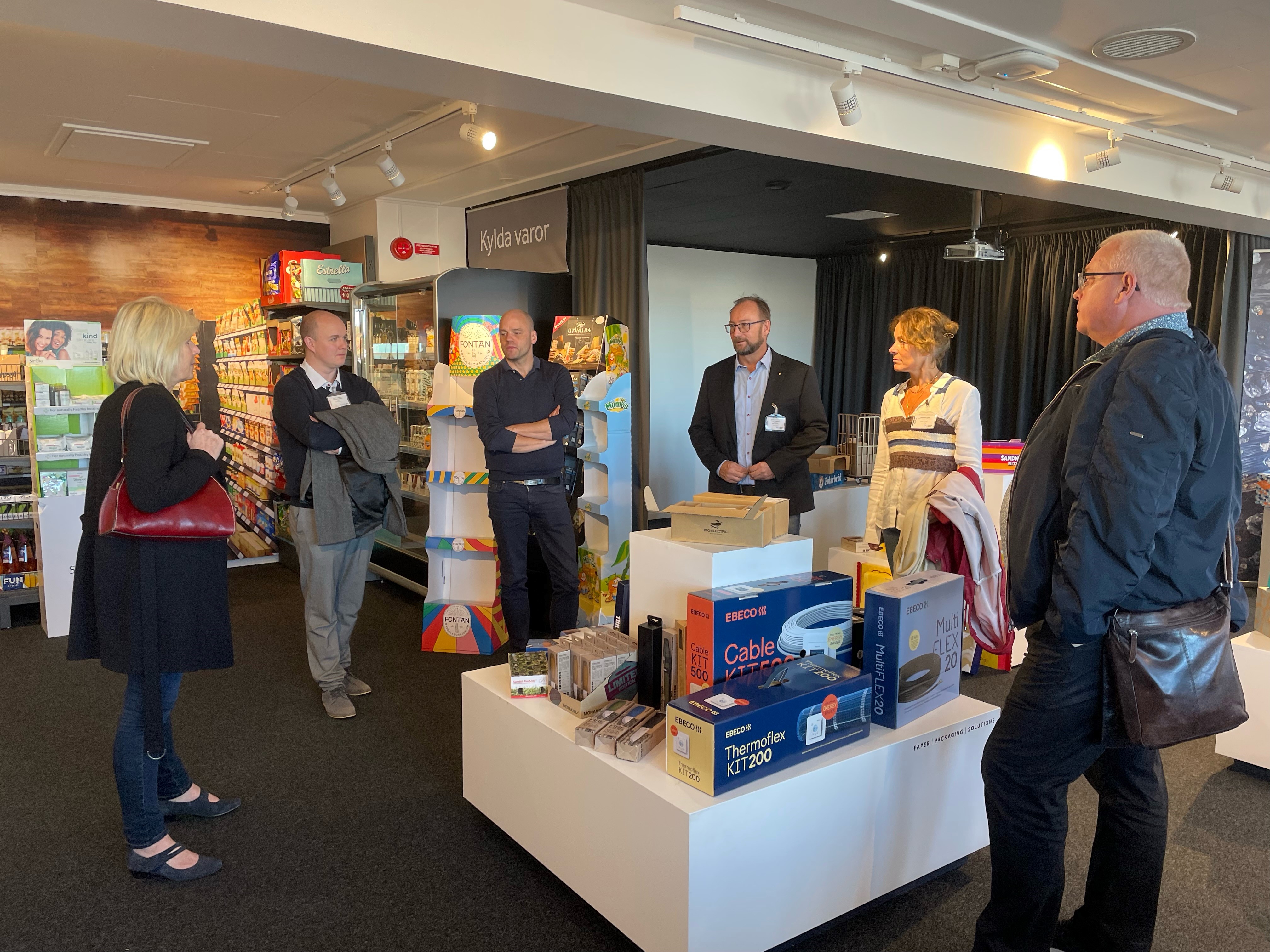 Kommundirekt&ouml;r Eva Hallberg, Fredrik Ottesen (SD), Martin Engholm, General Manager Esl&ouml;v Smurfit Kappa, Johan Andersson, kommunstyrelsens ordf&ouml;rande (S), Madeleine Atlas, andra vice ordf&ouml;rande i kommunstyrelsen (C) och Tony Hansson (S).