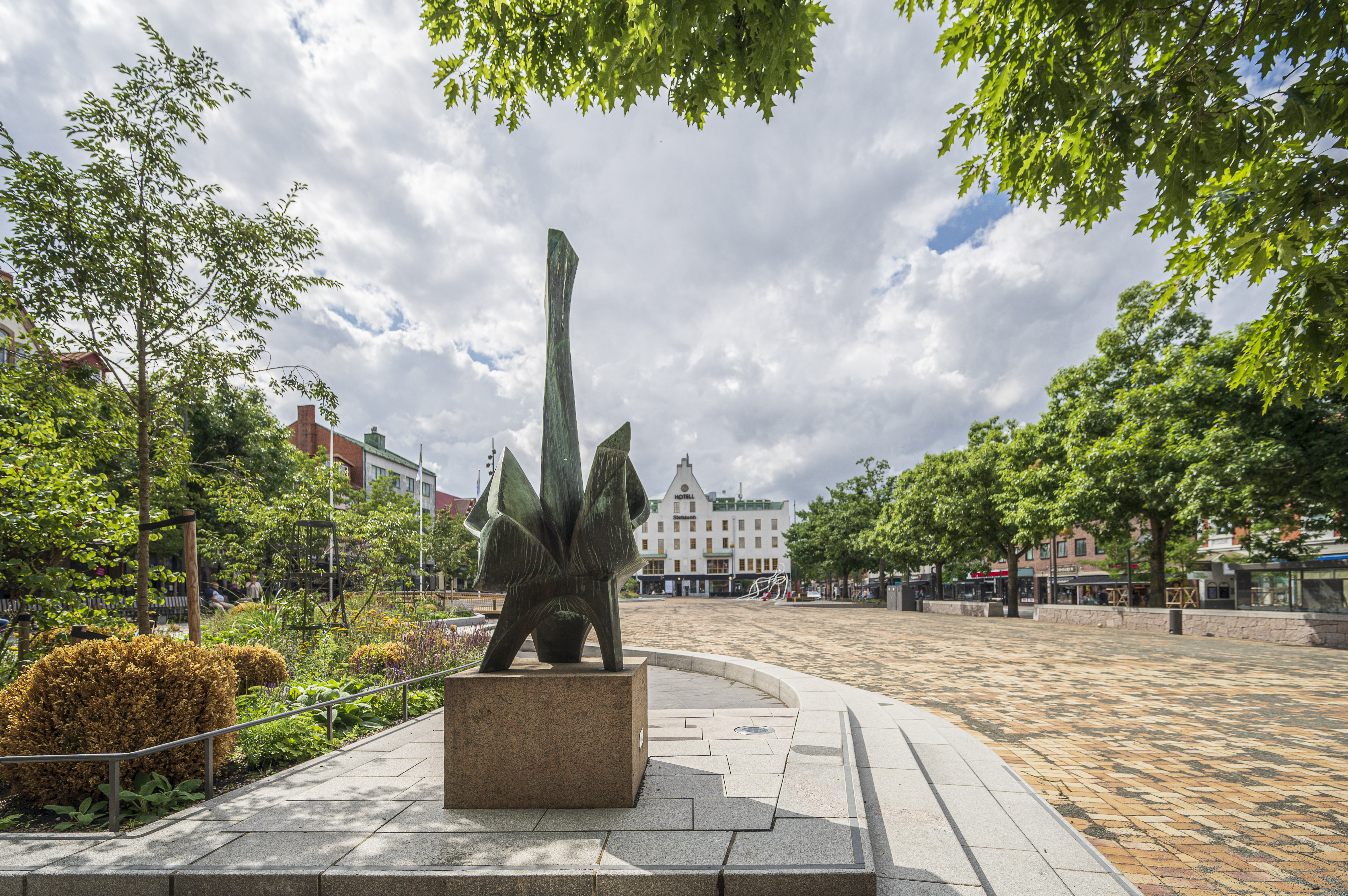 Ombyggnaden av Stora torg är klar, vilket kommunstyrelsens ordförande Johan Andersson (S) ser som positivt för handeln i stadskärnan.