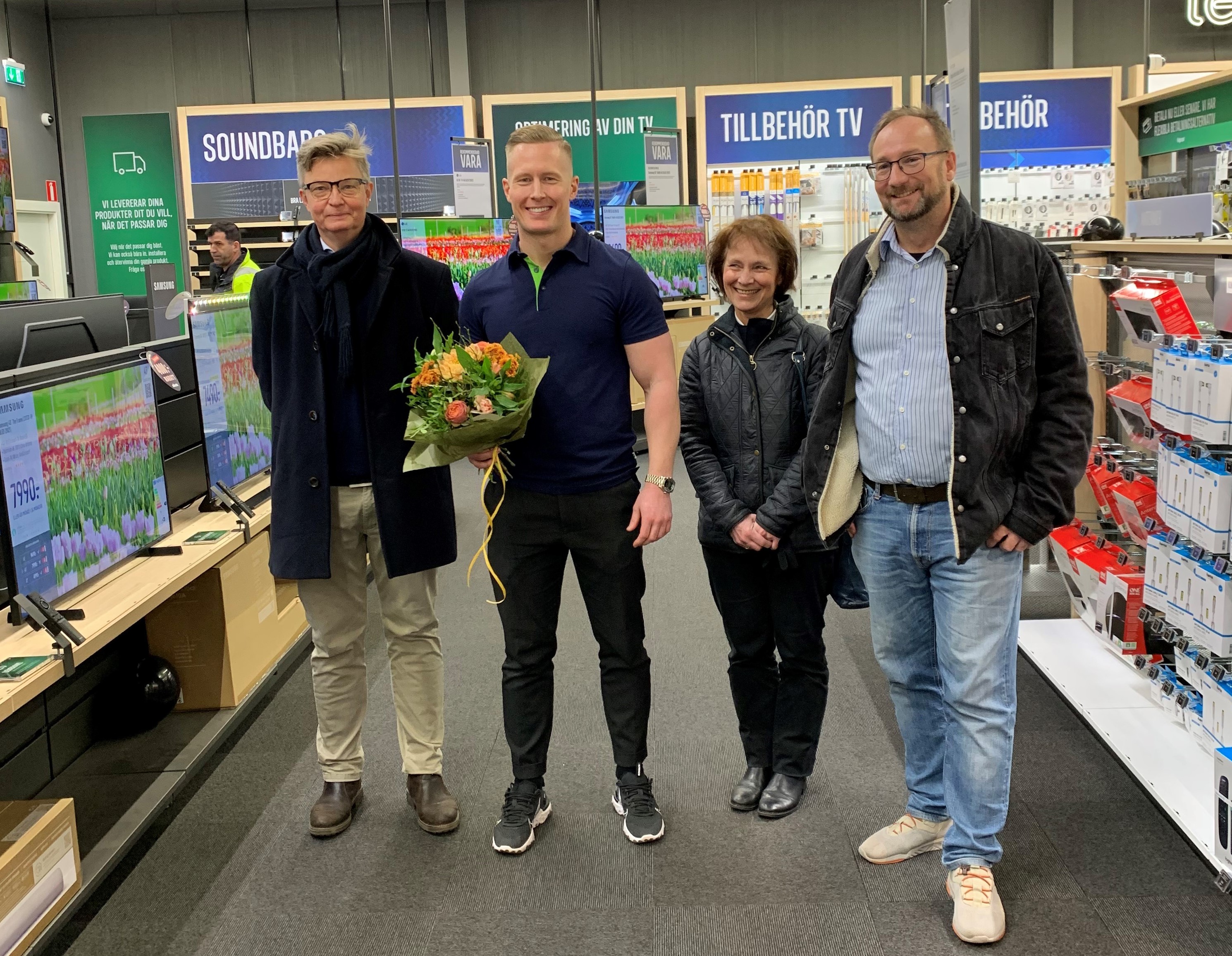 Lars Persson, n&auml;ringslivschef, Jacob Stenberg, Elgiganten, kommunstyrelsens f&ouml;rste vice ordf&ouml;rande Catharina Malmborg (M) och kommunstyrelsens ordf&ouml;rande Johan Andersson (S).