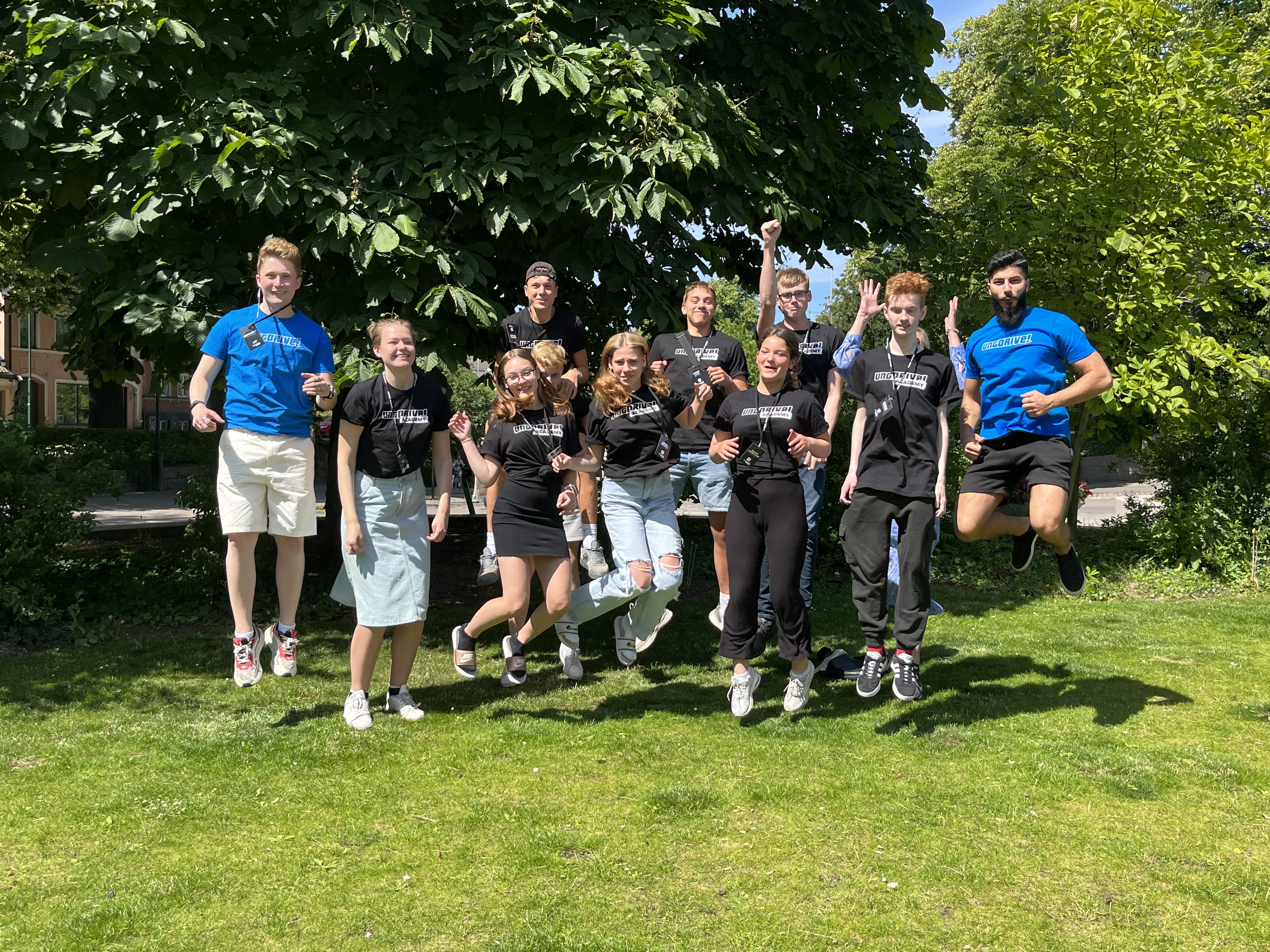 Några av Eslövs kommuns sommarlovsentreprenörer och deras handledare.