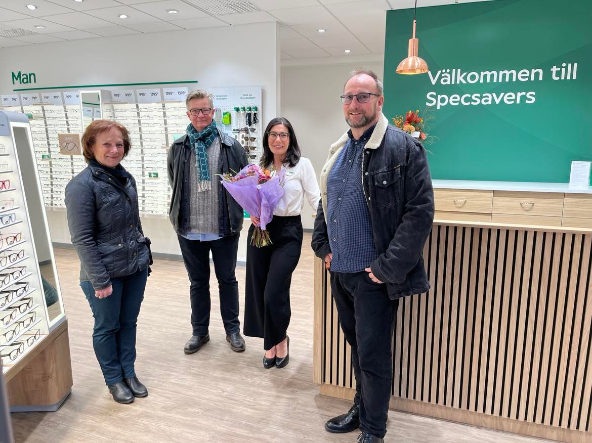 F&ouml;retagsbes&ouml;k i Specsavers nya lokaler! Catharina Malmborg, kommunstyrelsens f&ouml;rsta vice ordf&ouml;rande, Lars Persson, n&auml;ringslivschef, Pernilla Svedberg, butiks&auml;gare och Johan Andersson, kommunstyrelsens ordf&ouml;rande.