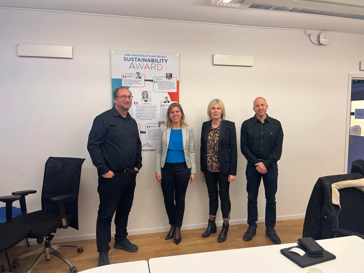 Johan Andersson, kommunstyrelsens ordf&ouml;rande, Matilda Olsson, VD Saint Gobain Esl&ouml;v, Eva Hallberg, kommundirekt&ouml;r och Daniel Plato, Plant manager Saint Gobain Esl&ouml;v.