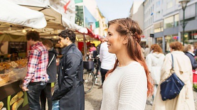 Kvinna stående på ett torg