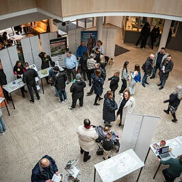 Carl Engströmsgymnasiet, insidan av byggnaden. Männiksor fotograferade ovanifrån. Jobb och utbildningsmässa