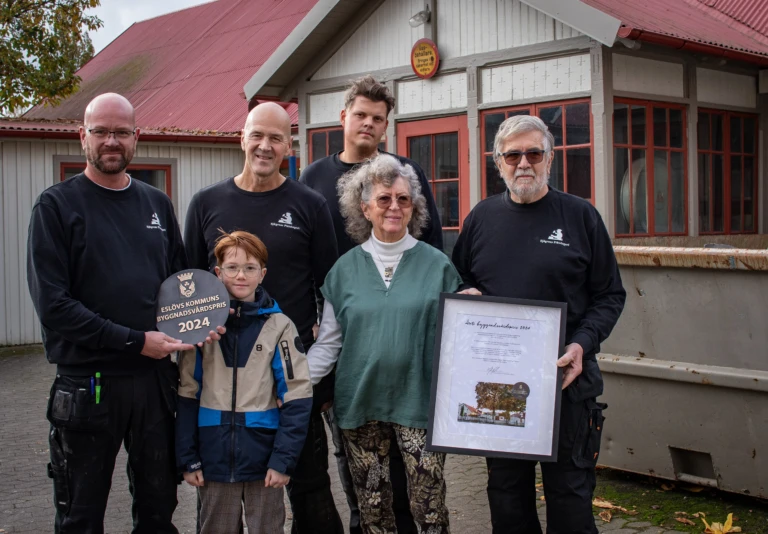 Tom Sjögren, Ola Sjögren, Ludvig Ljung, Karin Sjögren, Jan-Åke Sjögren och barnbarnet Cornelis tar emot årets byggandsvårdspris.