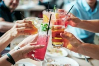 Personer som skålar med drinkar