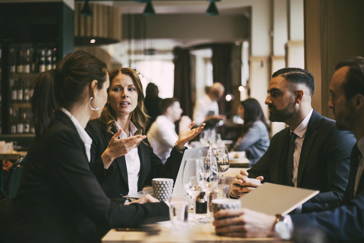 personer sitter vi ett bord på en restaurang och talar