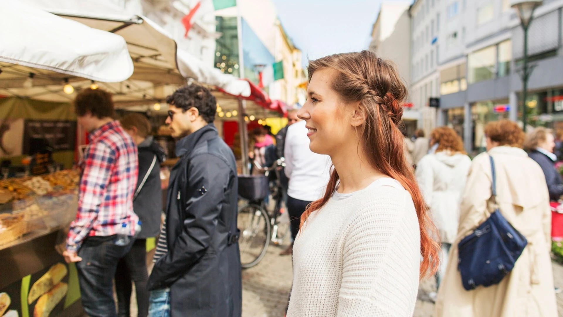 Kvinna stående på ett torg