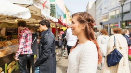 Kvinna stående på ett torg